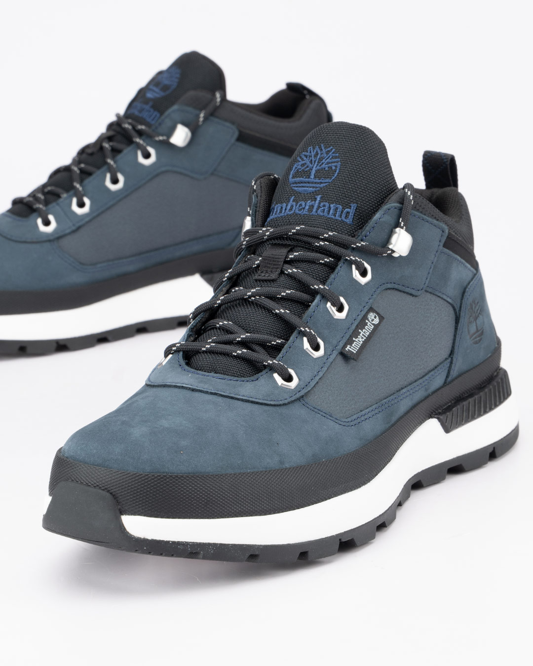Timberland patike cipele Field Trekker Low Lace u teget boji spajaju sportski izgled sa izdržljivošću karakterističnom za Timberland obuću.