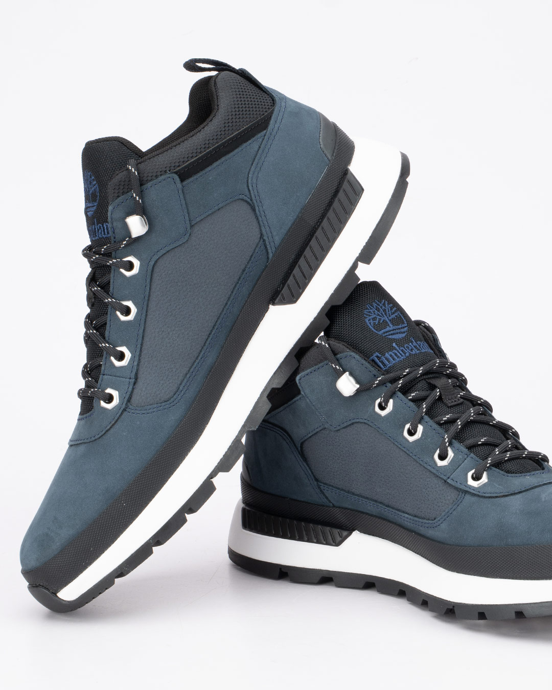 Timberland patike cipele Field Trekker Low Lace u teget boji spajaju sportski izgled sa izdržljivošću karakterističnom za Timberland obuću.