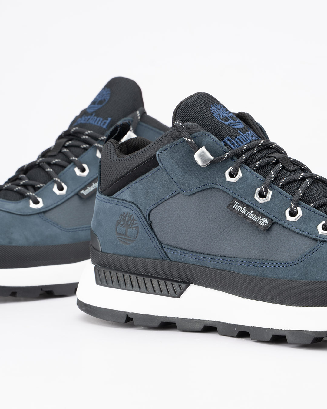 Timberland patike cipele Field Trekker Low Lace u teget boji spajaju sportski izgled sa izdržljivošću karakterističnom za Timberland obuću.