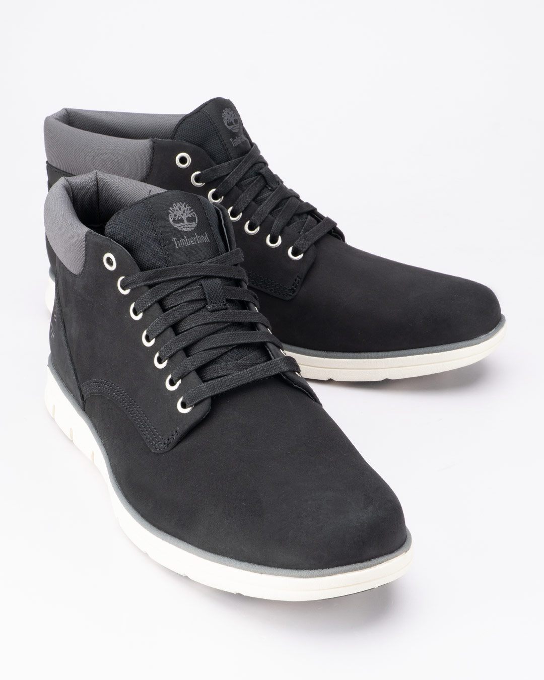 Timberland cipele Bradstreet Mid Lace-G u crnoj boji velikih brojeva izdvajaju se modernim dizajnom koji spaja izgled muških dubokih cipela sa udobnošću potrebnom za svakodnevno nošenje.