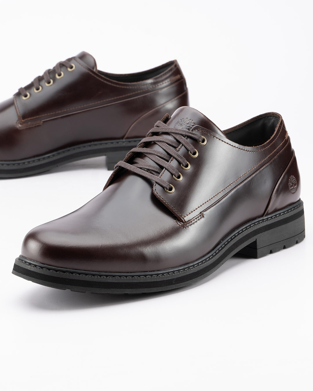 Timberland Waterproof cipele Stormbucks Lace Up-G u tamno braon boji velikih brojeva odlikuju se izgledom koji podseća na elegantne muške cipele, uz dodatnu zaštitu od nepovoljnih vremenskih uslova.