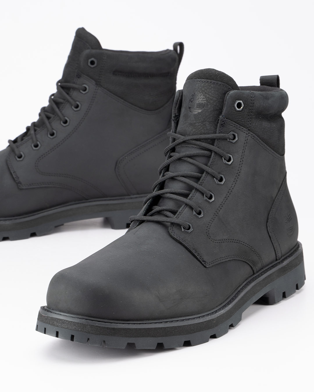 Timberland Waterproof cipele Britton Road Mid Lace-G u crnoj boji velikih brojeva predstavljaju odličan izbor za muškarce koji traže kvalitetnu duboku obuću sa naprednim tehnologijama za udobnost i zaštitu.