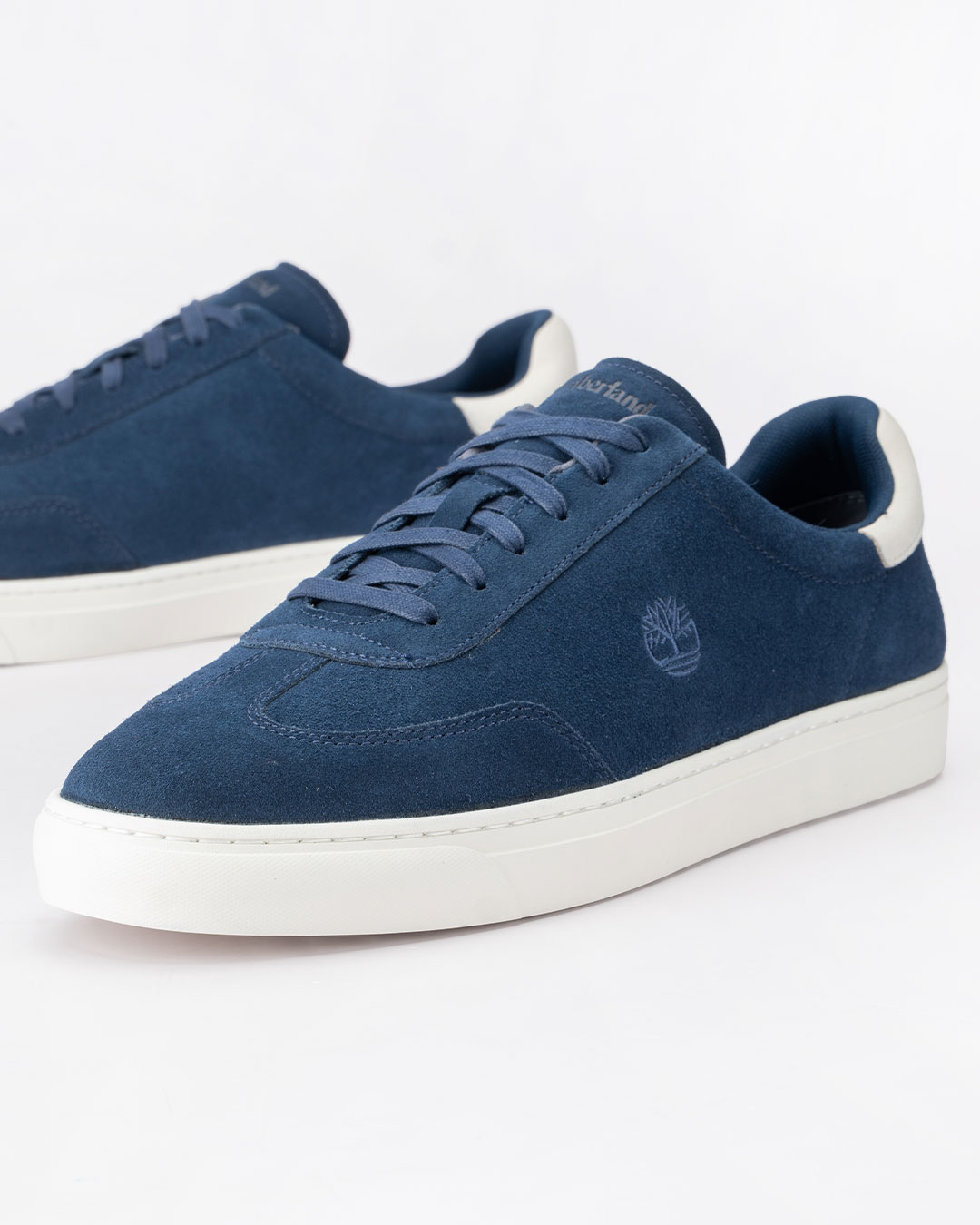 Timberland patike cipele Lisbon Essential Low Lace-A-G u teget boji velikih brojeva donose savremen izgled muške obuće sa naglaskom na jednostavnost i svakodnevnu udobnost.