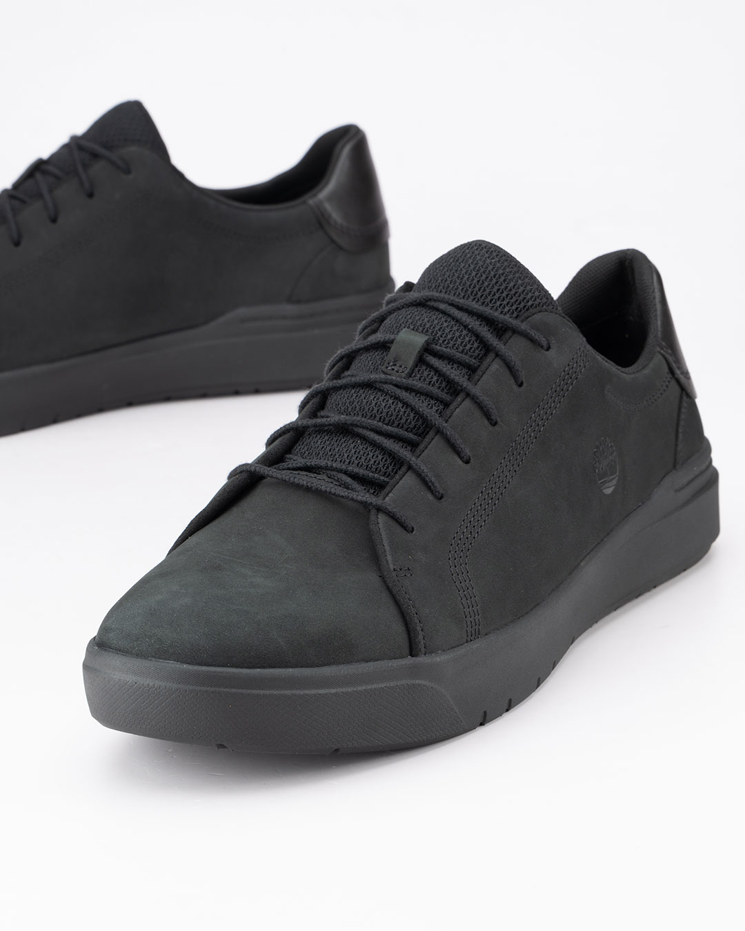 Timberland cipele Seneca Bay Low Lace-G u crnoj boji velikih brojeva donose savremen izgled muške obuće sa naglaskom na udobnost i kvalitet.