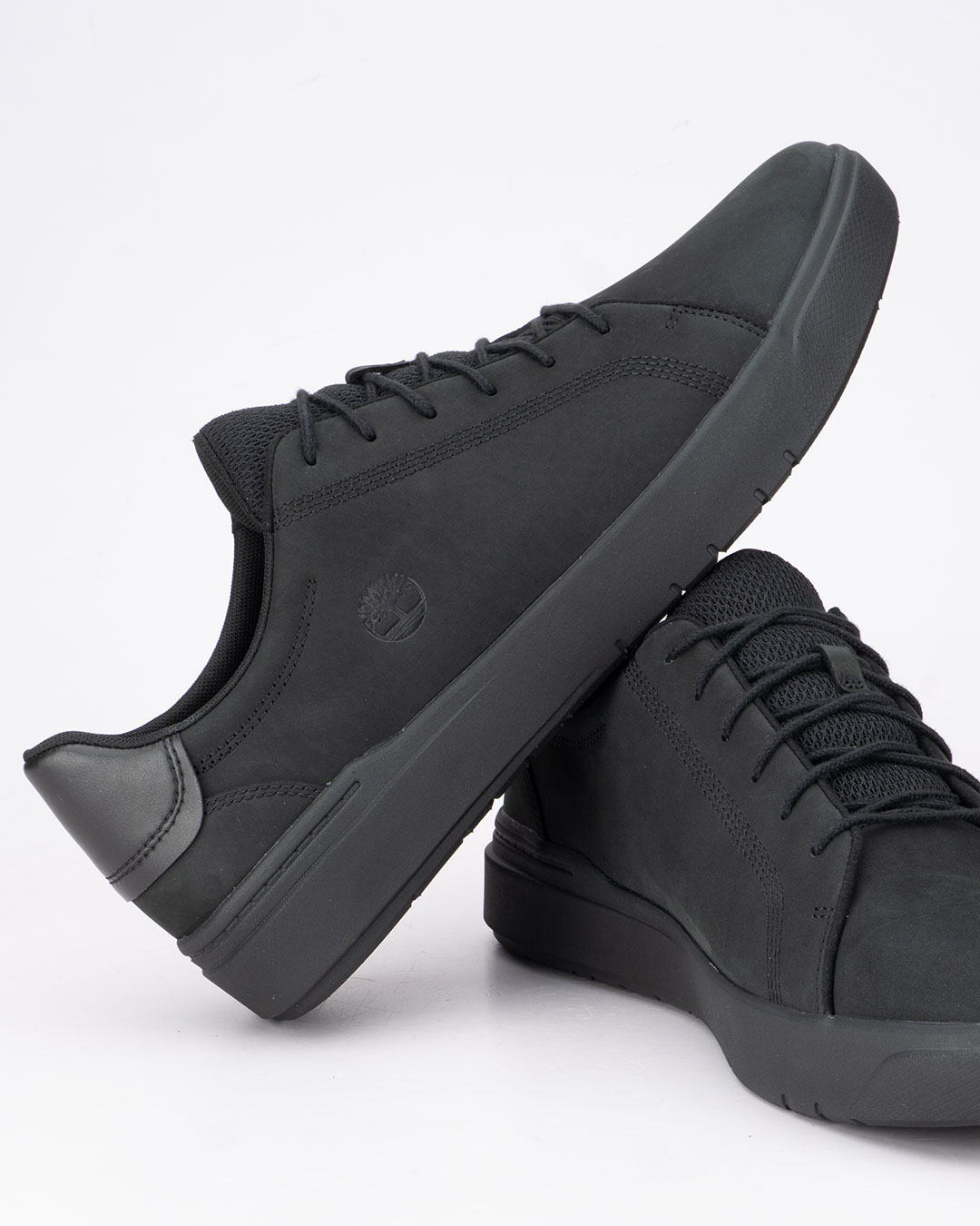 Timberland cipele Seneca Bay Low Lace-G u crnoj boji velikih brojeva donose savremen izgled muške obuće sa naglaskom na udobnost i kvalitet.