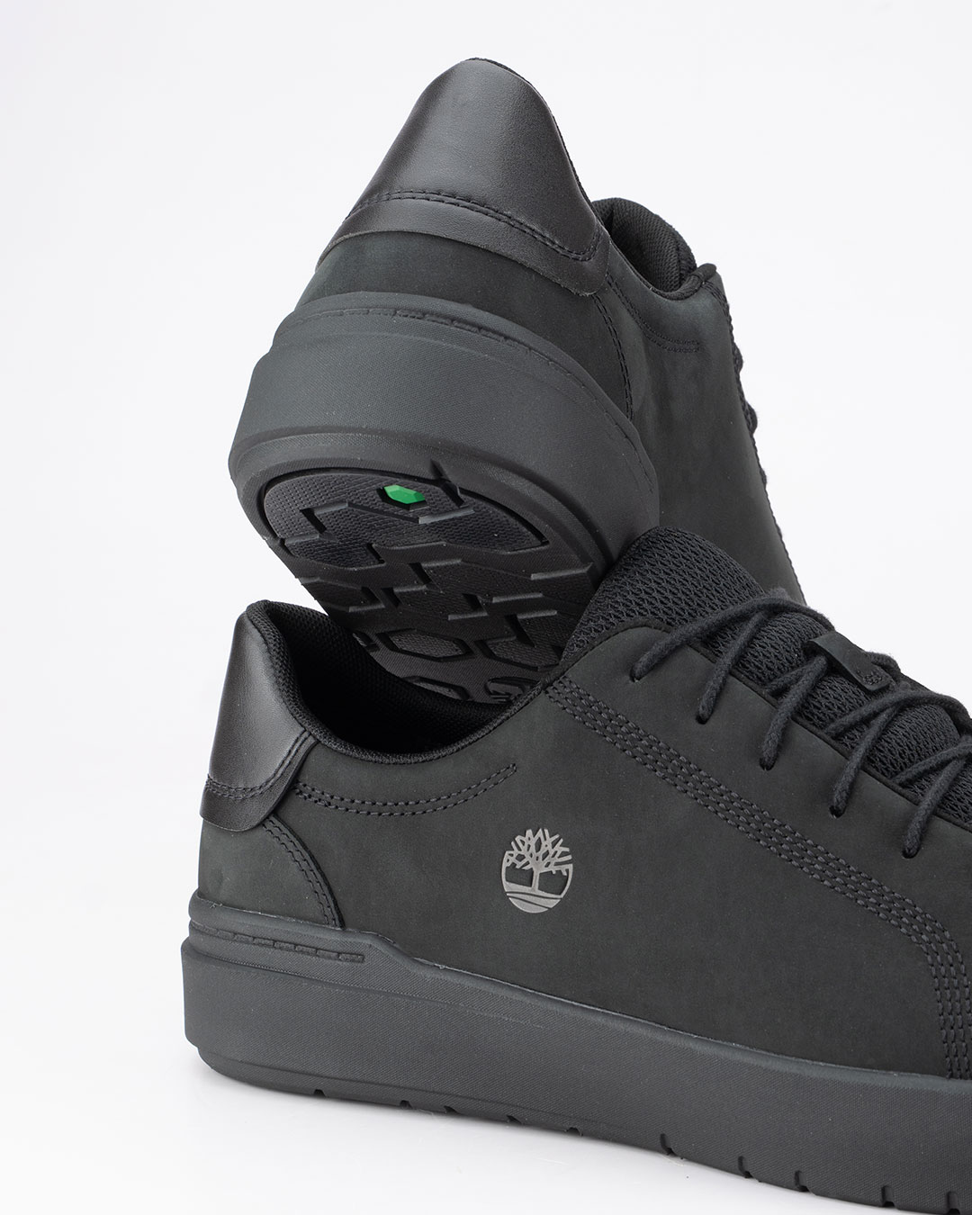 Timberland cipele Seneca Bay Low Lace-G u crnoj boji velikih brojeva donose savremen izgled muške obuće sa naglaskom na udobnost i kvalitet.