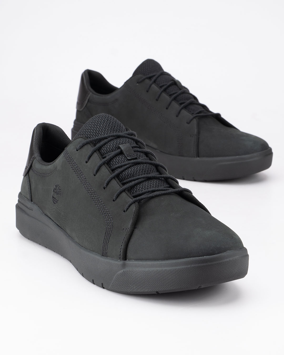 Timberland cipele Seneca Bay Low Lace-G u crnoj boji velikih brojeva donose savremen izgled muške obuće sa naglaskom na udobnost i kvalitet.