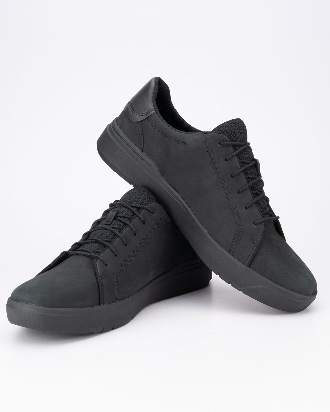Timberland cipele Seneca Bay Low Lace-G u crnoj boji velikih brojeva donose savremen izgled muške obuće sa naglaskom na udobnost i kvalitet.