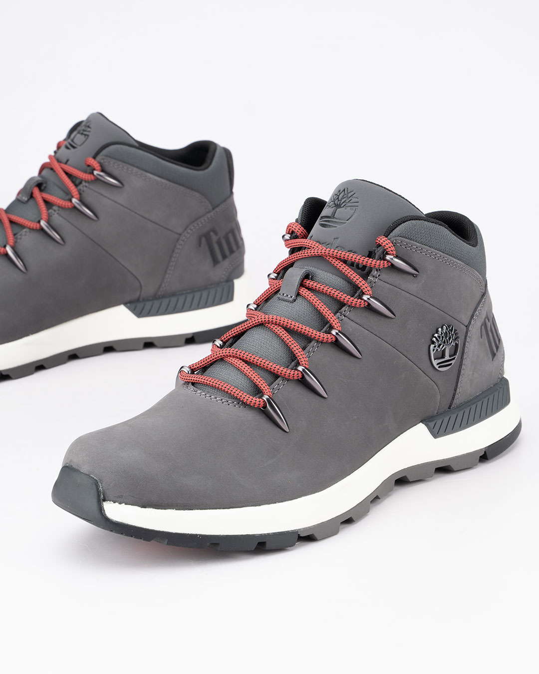 Timberland patike cipele Sprint Trekker Mid Lace-G u sivoj boji velikih brojeva predstavljaju odličan izbor za muškarce koji preferiraju sportski izgled i udobnost tokom svakodnevnog kretanja.
