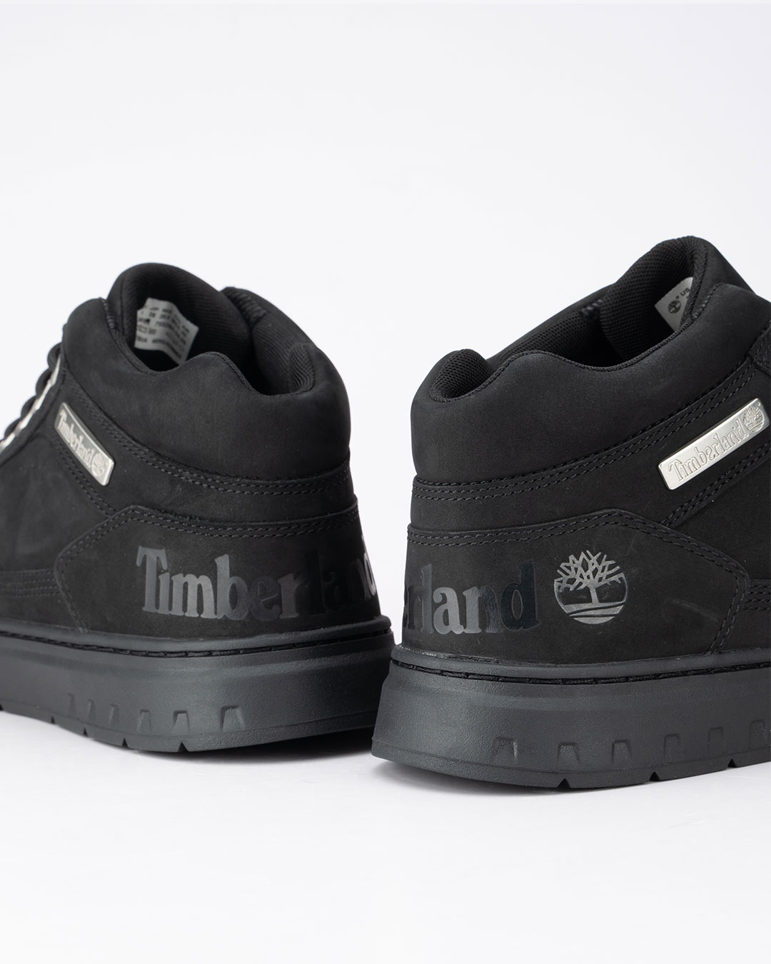 Timberland cipele Maple Grove Mid Lace-N-G u crnoj boji velikih brojeva predstavljaju odličan izbor za muškarce koji traže kvalitetnu duboku obuću sa prepoznatljivim Timberland karakterom