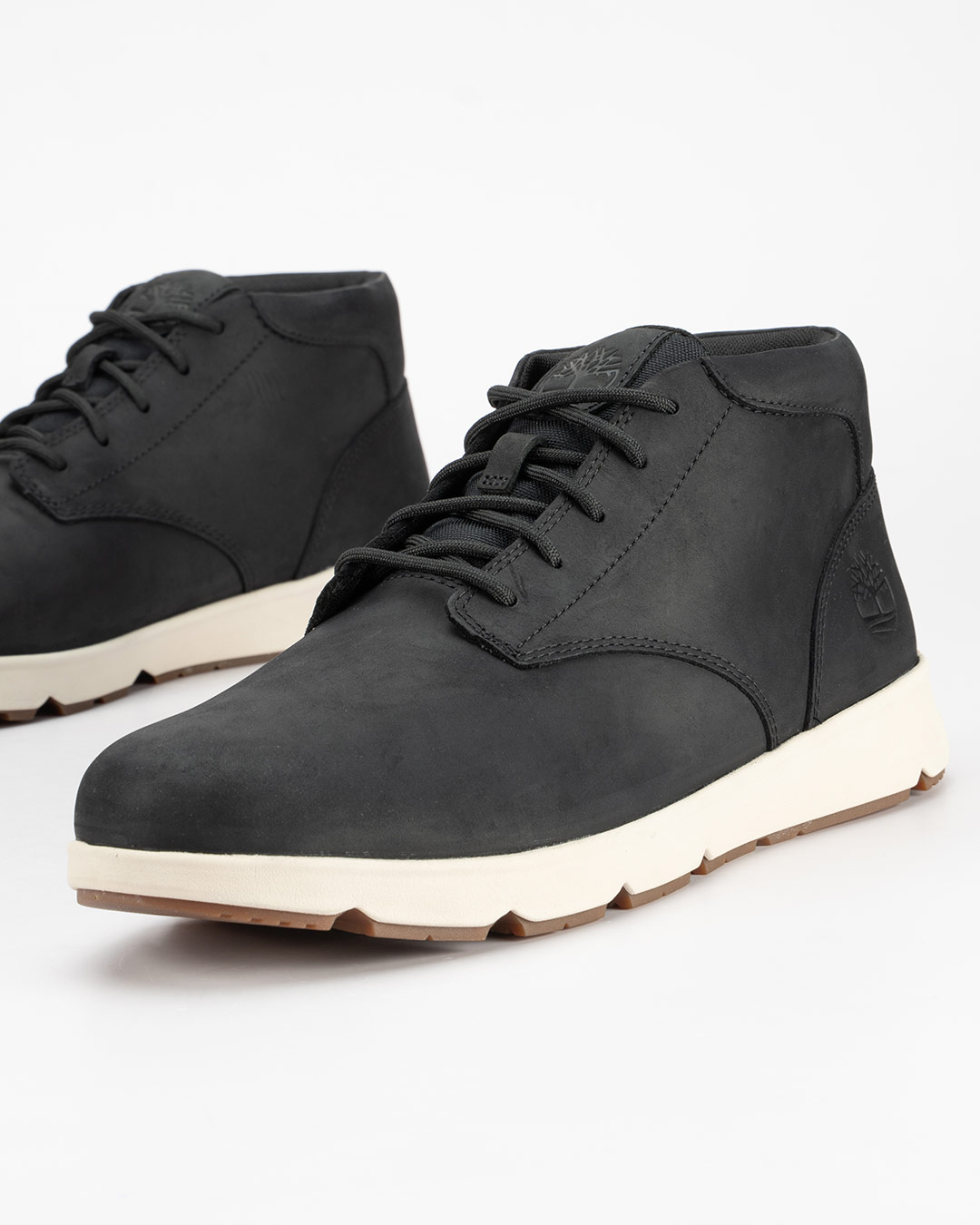 Timberland patike cipele Parker Street Mid Lace-G u crnoj boji velikih brojeva namenjene su muškarcima koji traže udobnu, kvalitetnu i modernu obuću u većim veličinama.