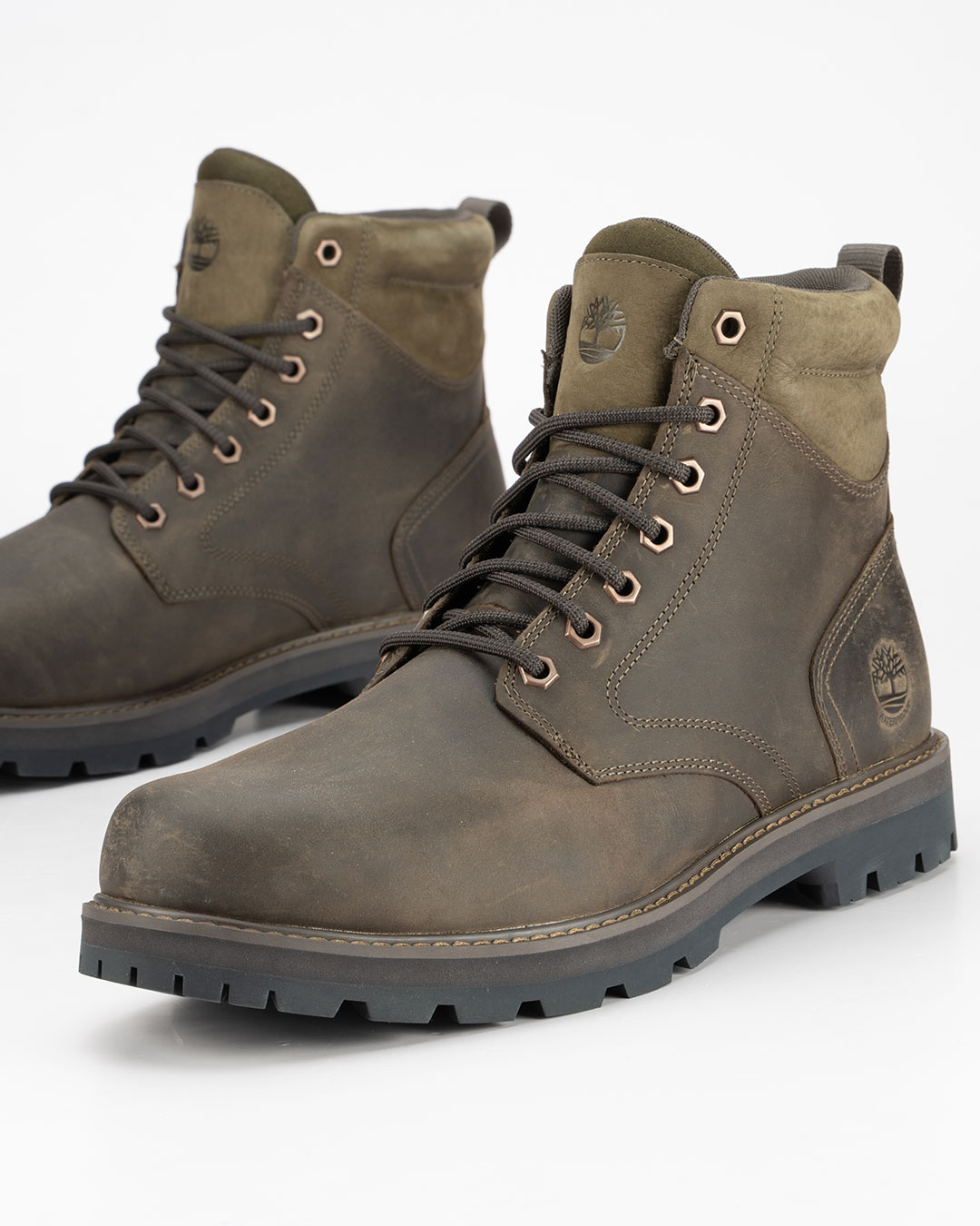 Timberland Waterproof cipele Britton Road Mid Lace-G u zelenoj boji velikih brojeva namenjene su muškarcima koji žele kvalitetnu duboku obuću sa pouzdanom zaštitom od vlage i visokim nivoom udobnosti.