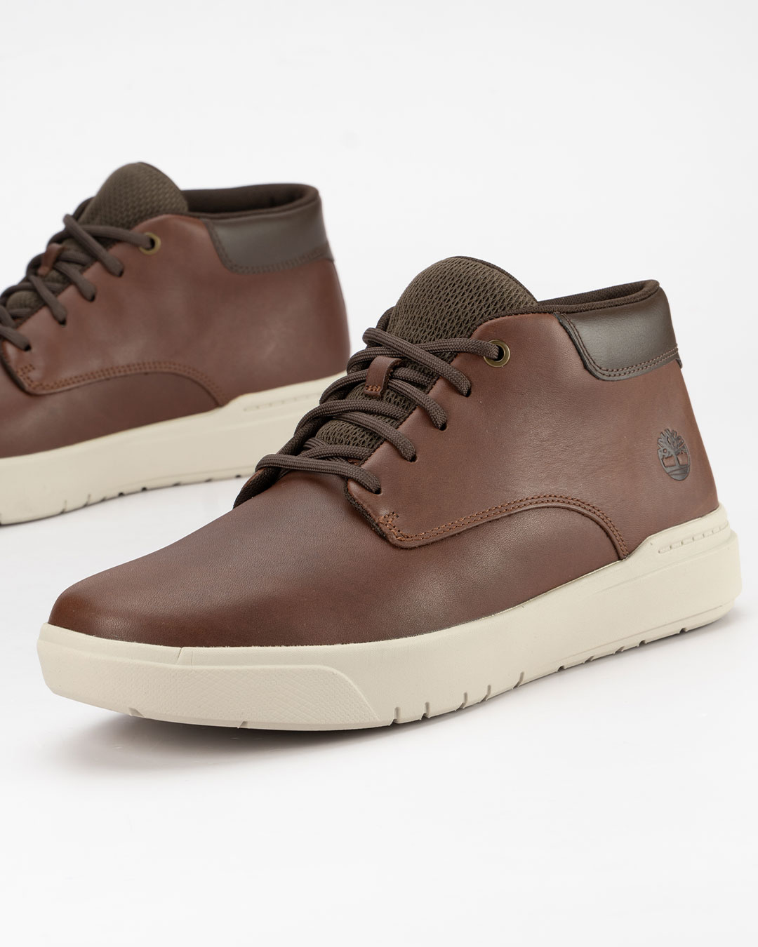 Timberland patike cipele Seneca Bay Mid Lace u braon boji donose prepoznatljiv izgled Timberland obuće u nešto opuštenijem izdanju.