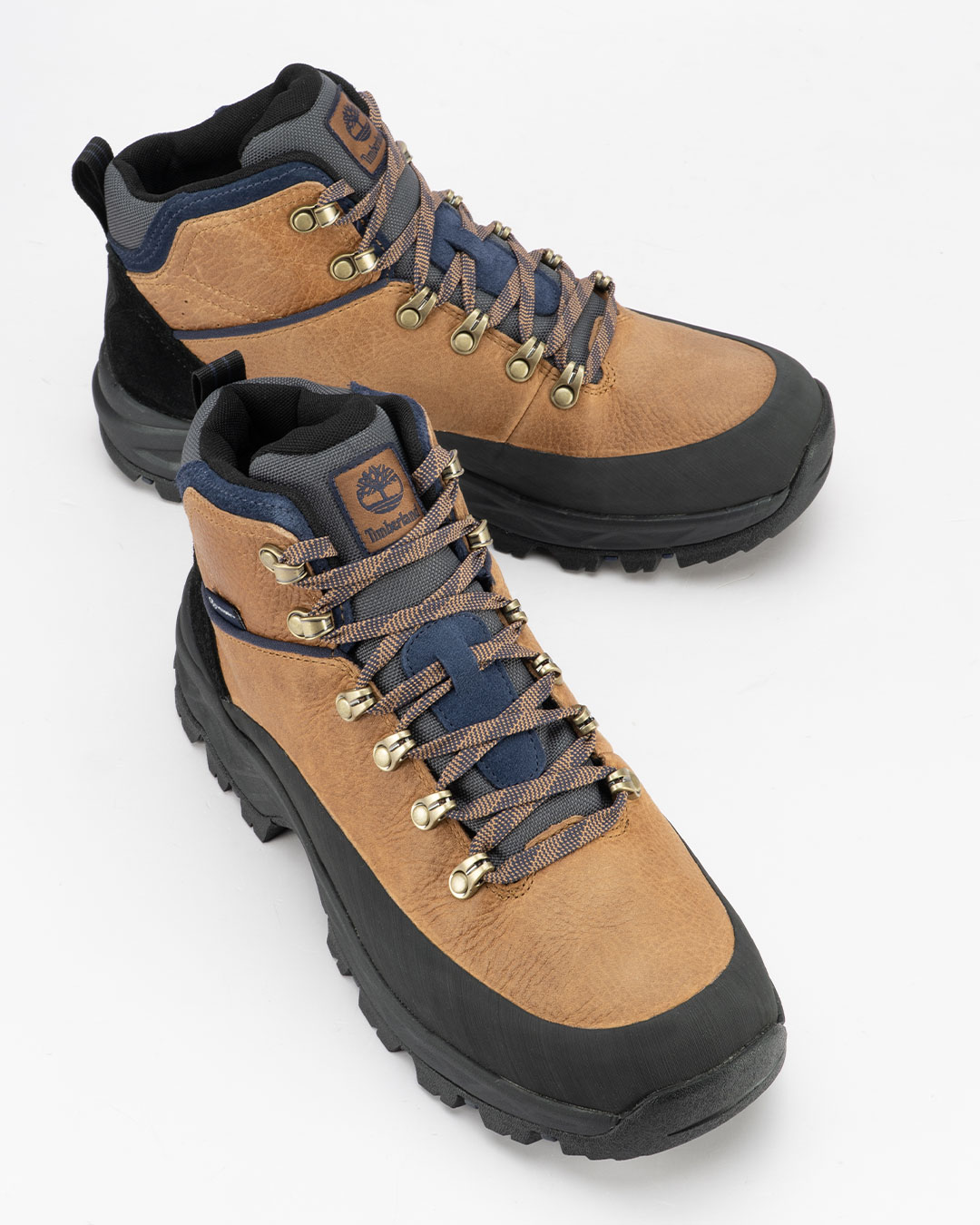 Timberland Waterproof cipele Mt. Maddsen 2.0 Mid Lace u braon boji spajaju klasičan outdoor izgled brenda sa modernim rešenjima za udobnost i zaštitu.