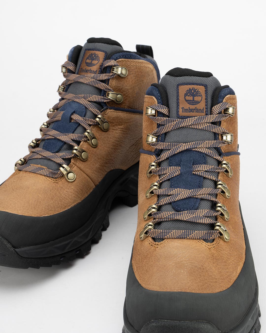 Timberland Waterproof cipele Mt. Maddsen 2.0 Mid Lace u braon boji spajaju klasičan outdoor izgled brenda sa modernim rešenjima za udobnost i zaštitu.