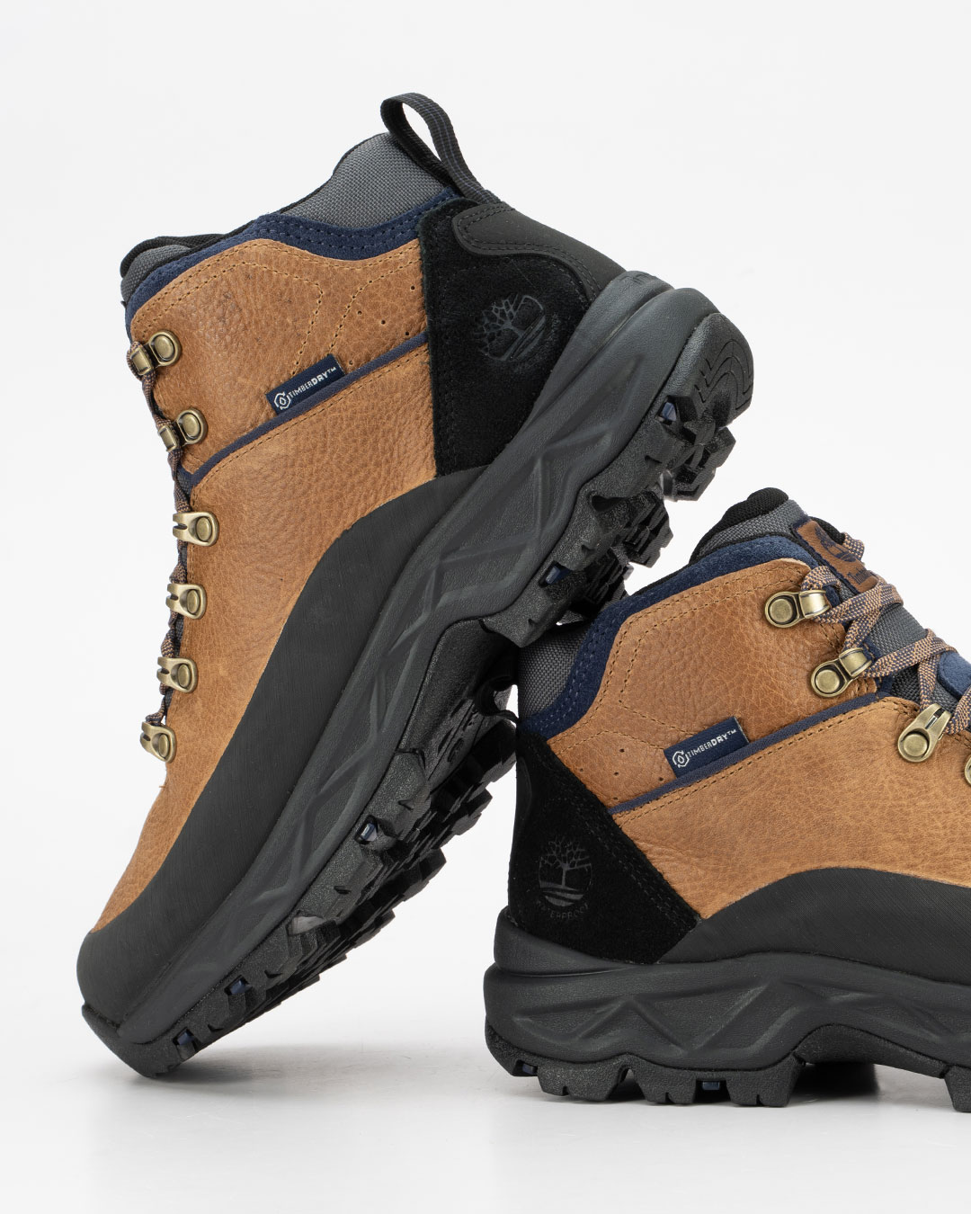 Timberland Waterproof cipele Mt. Maddsen 2.0 Mid Lace u braon boji spajaju klasičan outdoor izgled brenda sa modernim rešenjima za udobnost i zaštitu.